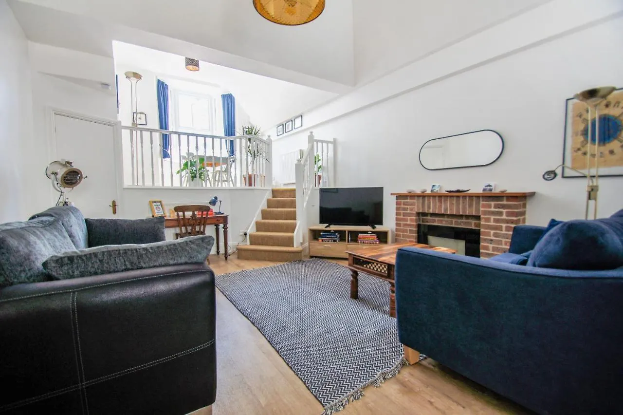 College House - Parking - By Brighton Holiday Lets Vila
